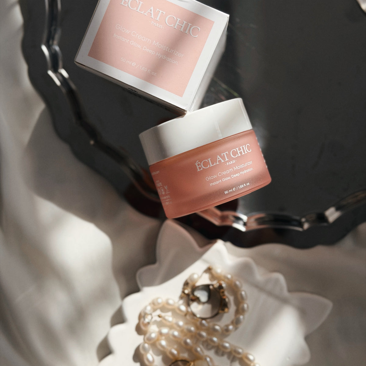 Glow Cream Moisturizer kavanozu ve kutusu, inciler arasında