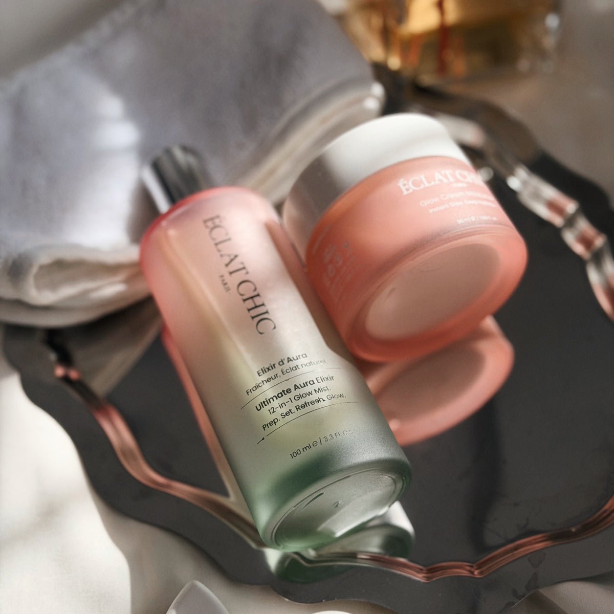 Ultimate Aura Elixir ve Glow Cream Moisturizer, siyah tepsi üzerinde